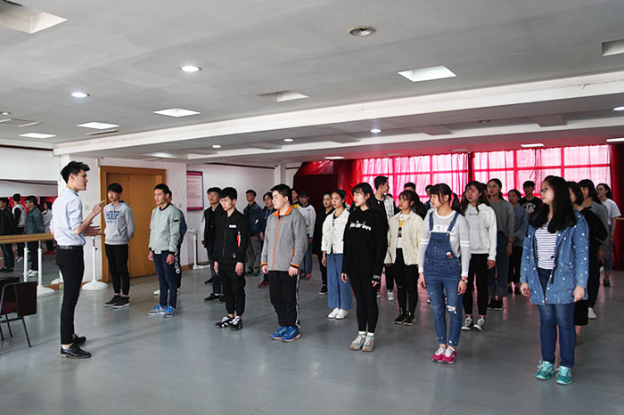 表演專業(yè)老師對學生進行專業(yè)指導