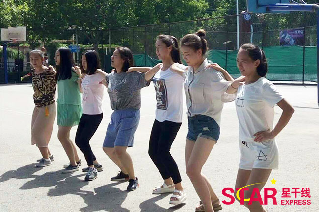 表演專業(yè)的學(xué)員與星干線學(xué)員在戶外進(jìn)行臺詞訓(xùn)練練習(xí)